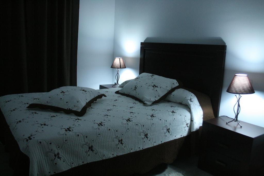 Apartamentos Turisticos Mirayuste กวาดาลูเป ภายนอก รูปภาพ