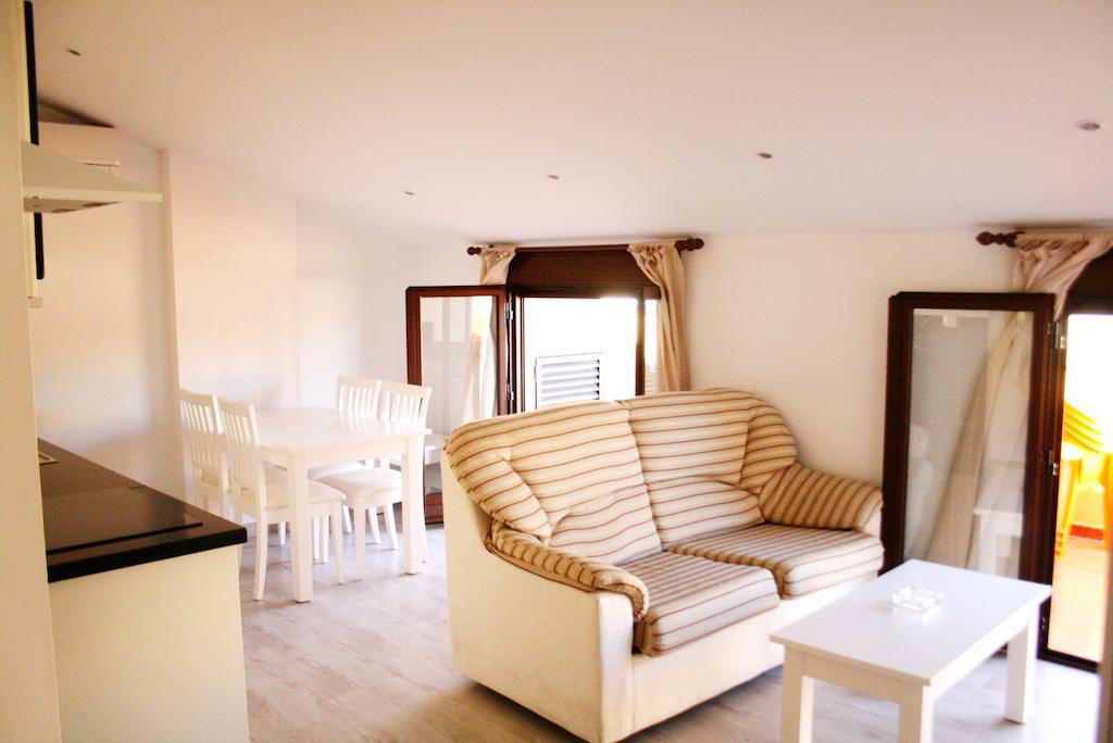 Apartamentos Turisticos Mirayuste กวาดาลูเป ภายนอก รูปภาพ