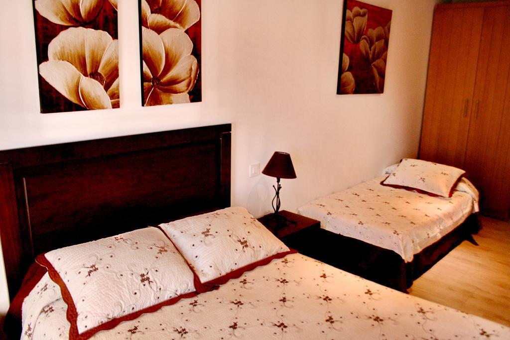 Apartamentos Turisticos Mirayuste กวาดาลูเป ภายนอก รูปภาพ