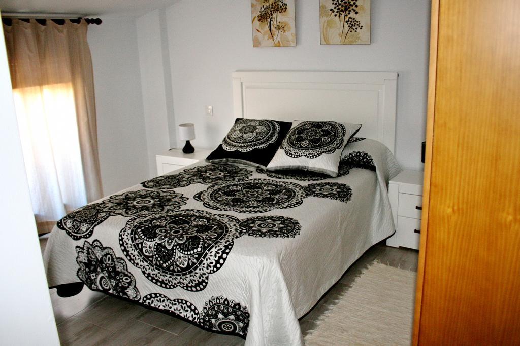 Apartamentos Turisticos Mirayuste กวาดาลูเป ภายนอก รูปภาพ