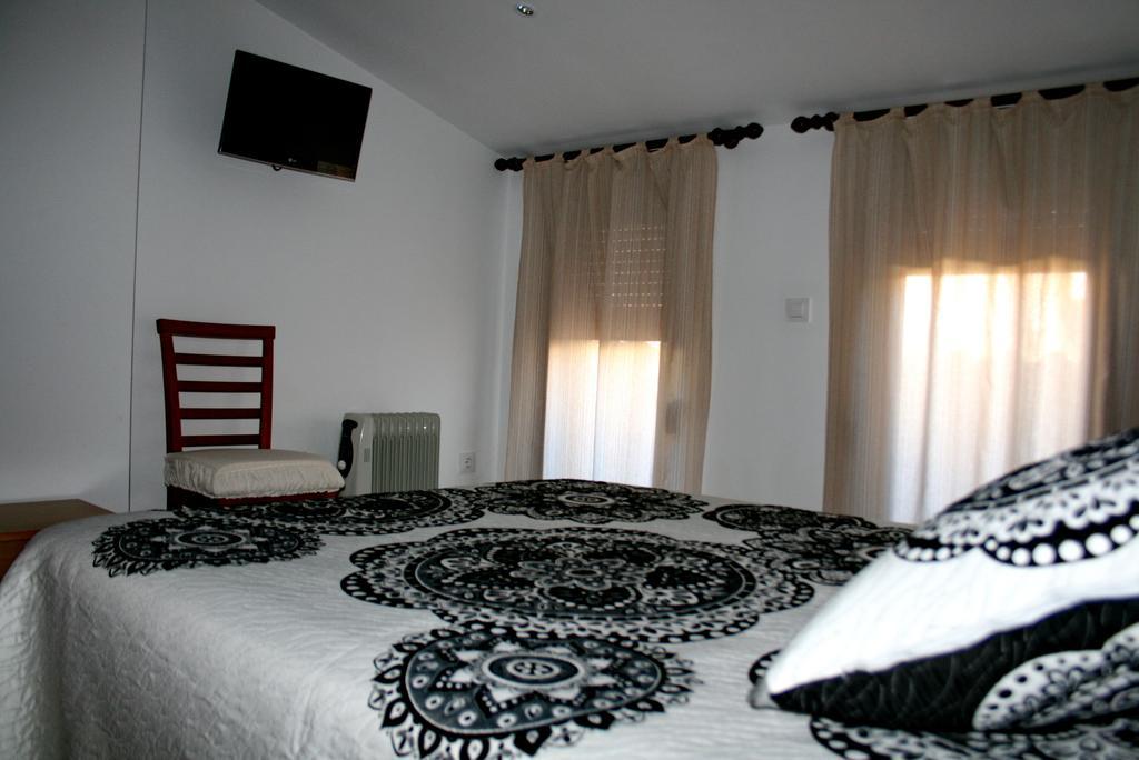 Apartamentos Turisticos Mirayuste กวาดาลูเป ภายนอก รูปภาพ