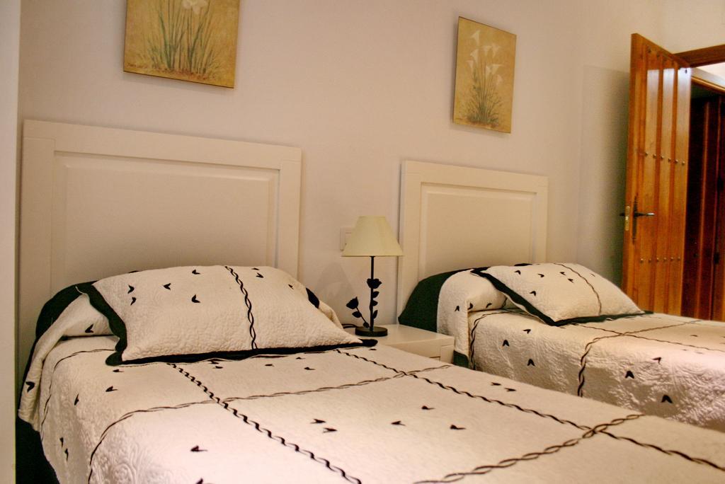 Apartamentos Turisticos Mirayuste กวาดาลูเป ภายนอก รูปภาพ