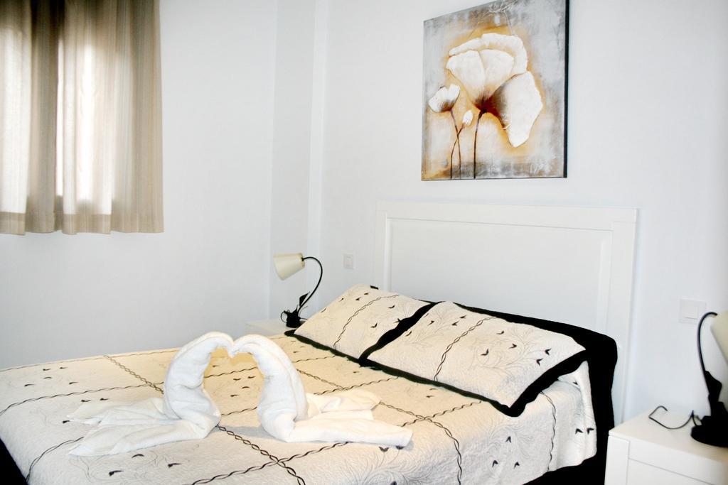 Apartamentos Turisticos Mirayuste กวาดาลูเป ภายนอก รูปภาพ