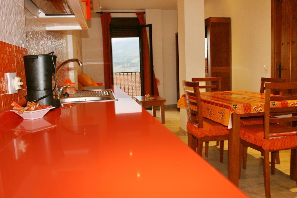 Apartamentos Turisticos Mirayuste กวาดาลูเป ห้อง รูปภาพ