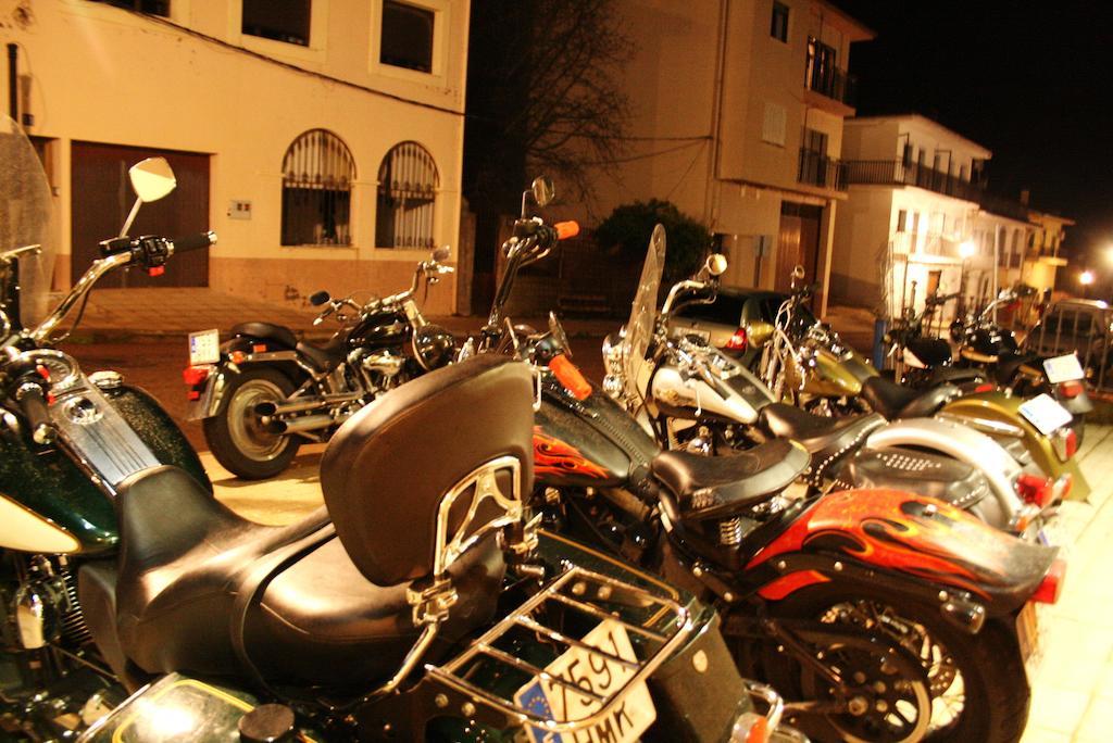 Apartamentos Turisticos Mirayuste กวาดาลูเป ภายนอก รูปภาพ