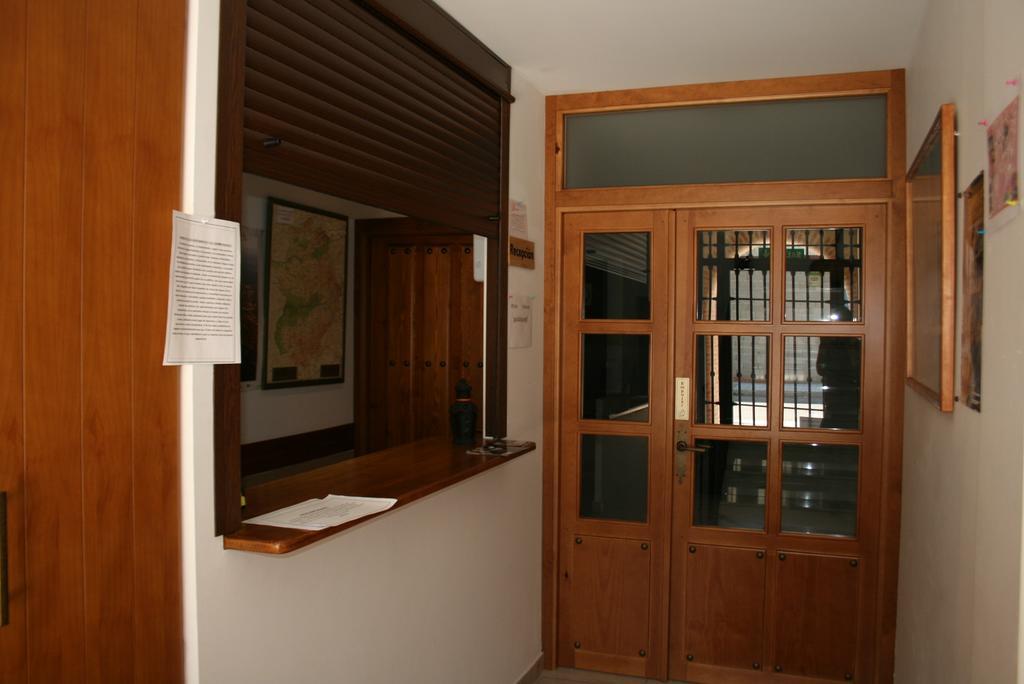 Apartamentos Turisticos Mirayuste กวาดาลูเป ภายนอก รูปภาพ