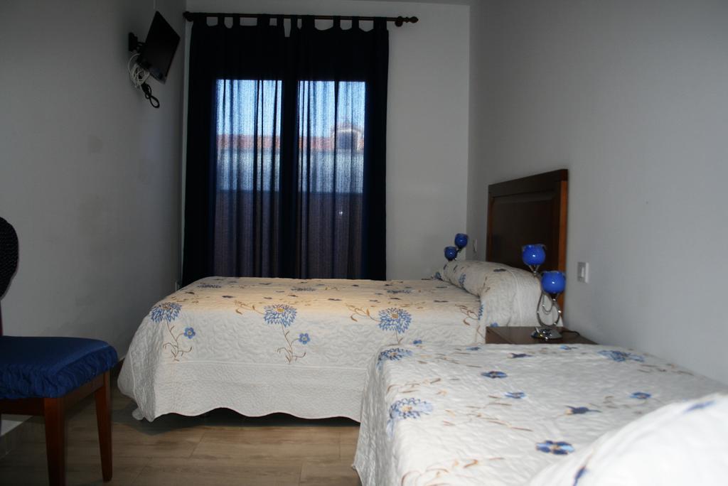 Apartamentos Turisticos Mirayuste กวาดาลูเป ห้อง รูปภาพ