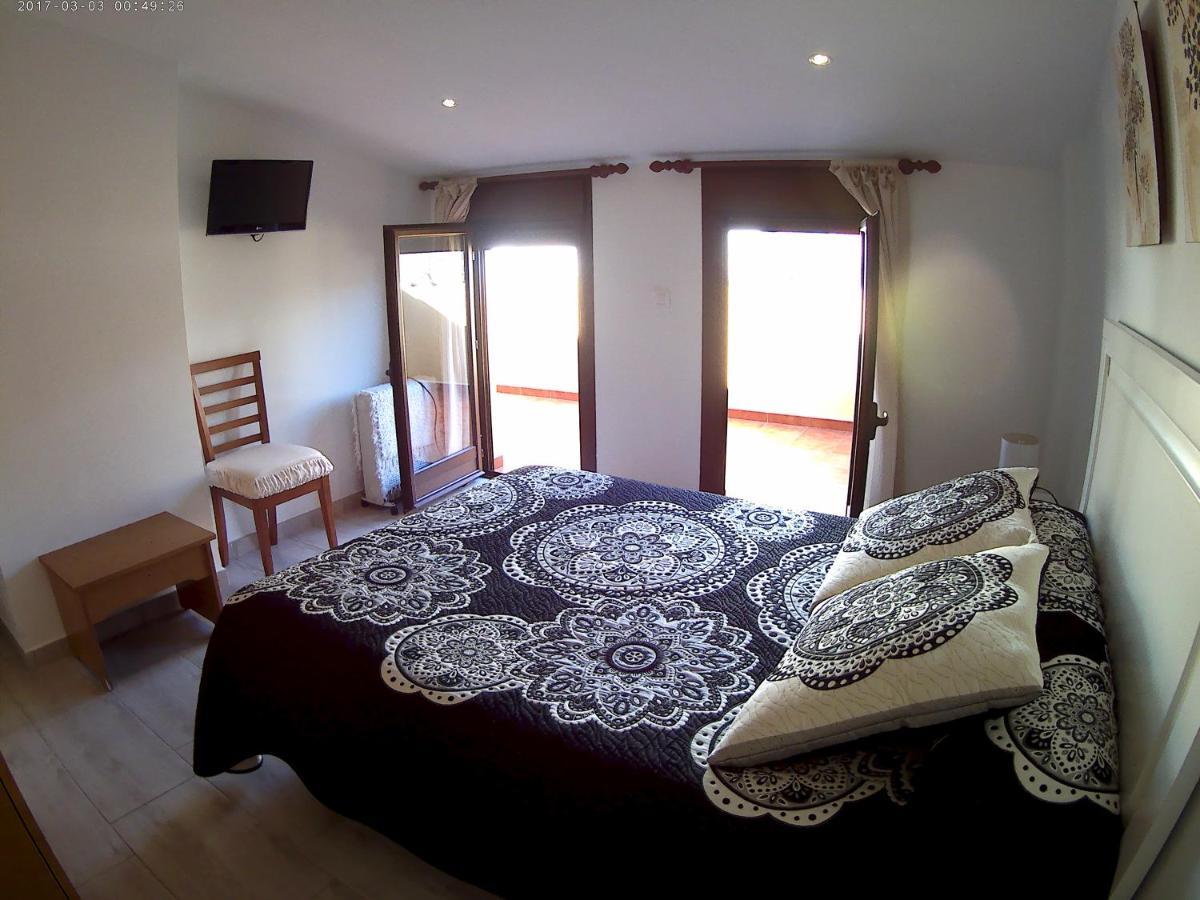 Apartamentos Turisticos Mirayuste กวาดาลูเป ภายนอก รูปภาพ